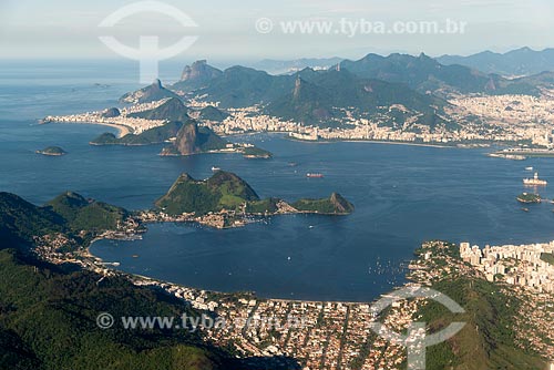  Foto aérea da Praia de Charitas com o Rio de Janeiro ao fundo  - Niterói - Rio de Janeiro (RJ) - Brasil