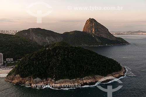  Foto aérea da Área de Proteção Ambiental do Morro do Leme com o Pão de Açúcar ao fundo durante o pôr do sol  - Rio de Janeiro - Rio de Janeiro (RJ) - Brasil