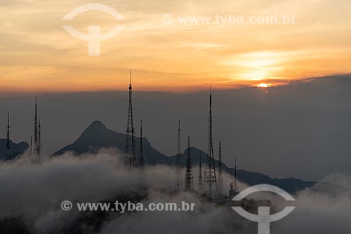  Foto aérea do Morro do Sumaré durante o pôr do sol com nevoeiro  - Rio de Janeiro - Rio de Janeiro (RJ) - Brasil