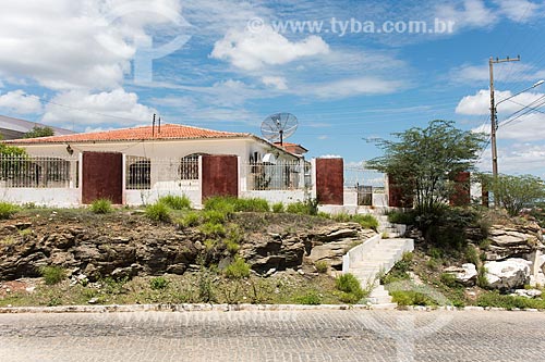  Casa construída sobre de formação rochosa  - Caicó - Rio Grande do Norte (RN) - Brasil