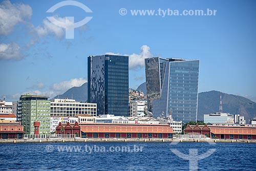  Vista do Edifício sede da L Oréal Brasil e do Edifício Vista Guanabara durante passeio turístico de barco na Baía de Guanabara  - Rio de Janeiro - Rio de Janeiro (RJ) - Brasil