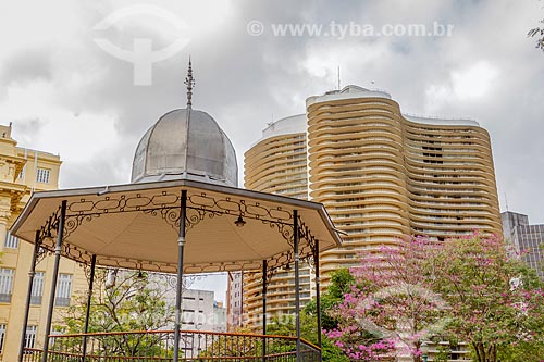  Vista do coreto na Praça da Liberdade com o Edifício Niemeyer (1955) ao fundo  - Belo Horizonte - Minas Gerais (MG) - Brasil