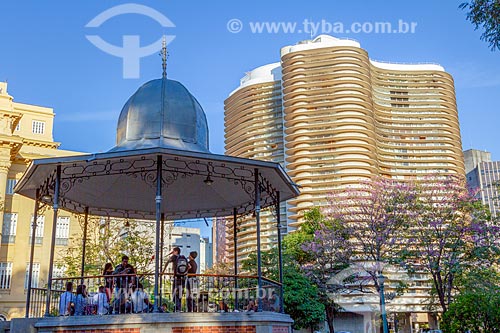  Vista do coreto na Praça da Liberdade com o Edifício Niemeyer (1955) ao fundo  - Belo Horizonte - Minas Gerais (MG) - Brasil