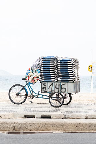  Detalhe de bicicleta de entrega com cadeiras de praia na orla da Praia de Ipanema  - Rio de Janeiro - Rio de Janeiro (RJ) - Brasil