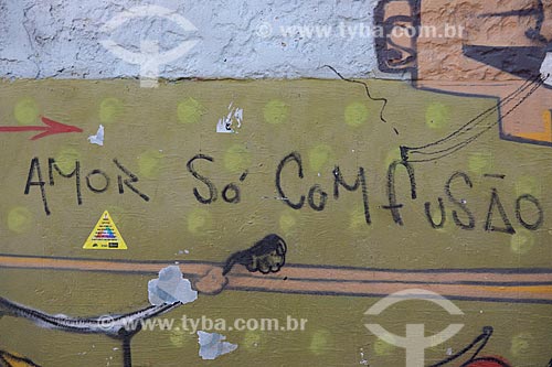  Detalhe de intervenção urbana com o dizer: Amor só com fusão  - Rio de Janeiro - Rio de Janeiro (RJ) - Brasil