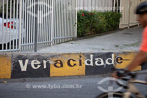  Detalhe de intervenção urbana com o dizer: Veracidade  - Rio de Janeiro - Rio de Janeiro (RJ) - Brasil