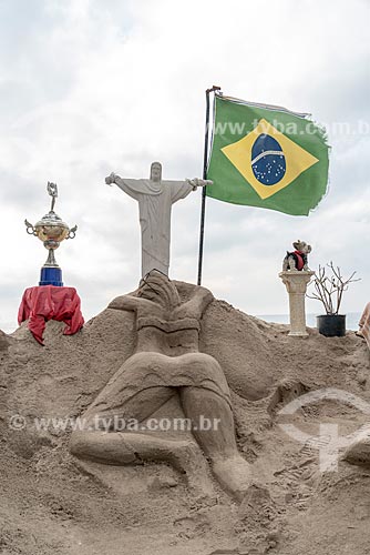  Escultura em areia de mulheres de biquíni e Cristo Redentor com a bandeira do Brasil na Praia de Copacabana  - Rio de Janeiro - Rio de Janeiro (RJ) - Brasil