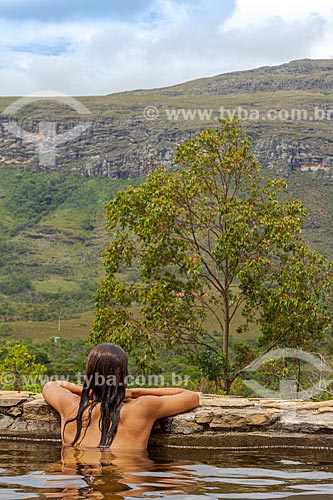  Mulher dentro de piscina de água natural com Serra do Cipó ao fundo  - Santana do Riacho - Minas Gerais (MG) - Brasil