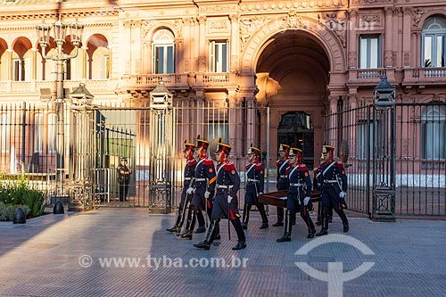  Soldados Grandadeiros carregando bandeira em frente a Casa Rosada (1898) - também conhecida como Casa de Gobierno é a sede do governo da Argentina  - Buenos Aires - Província de Buenos Aires - Argentina