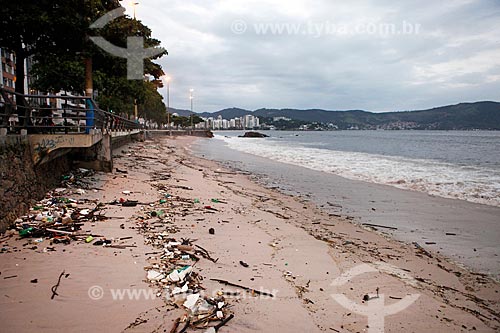  Praia das Flechas com muito lixo urbano e mar poluído durante a quarentena - Crise do Coronavírus  - Niterói - Rio de Janeiro (RJ) - Brasil