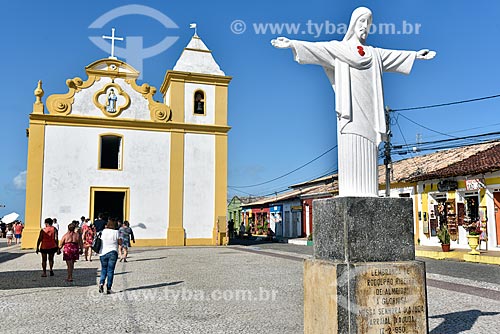  Turistas visitando o centro histórico de Arraial DAjuda - Igreja de Nossa Senhora DAjuda (1551) ao fundo  - Porto Seguro - Bahia (BA) - Brasil