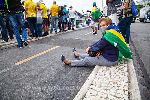  Manifestação pró Presidente Jair Bolsonaro na orla da Praia de Copacaba - Marcha da Família pró Bolsonaro com Deus  - Rio de Janeiro - Rio de Janeiro (RJ) - Brasil