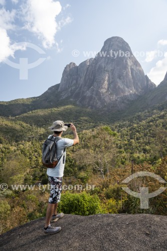 Turista fotografando os Três Picos de Salinas no Parque Estadual dos Três Picos - Teresópolis - Rio de Janeiro (RJ) - Brasil