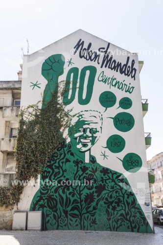 Arte de rua em fachada de prédio - Lisboa - Distrito de Lisboa - Portugal