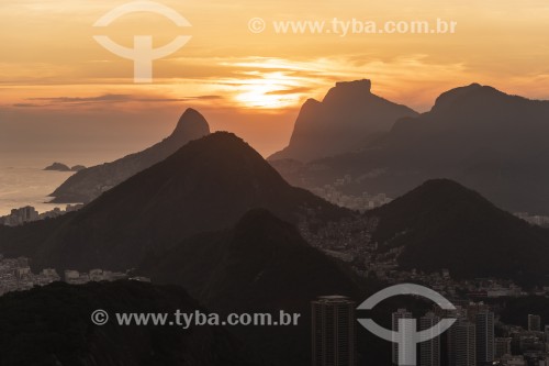 Vista da Zona Sul com Morro Dois Irmãos e a Pedra da Gávea a partir do Pão de Açúcar durante o pôr do sol - Rio de Janeiro - Rio de Janeiro (RJ) - Brasil