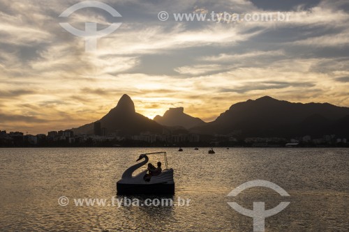 Pedalinho na Lagoa Rodrigo de Freitas com Morro Dois Irmãos e Pedra da Gávea ao fundo - Rio de Janeiro - Rio de Janeiro (RJ) - Brasil