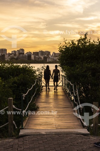 Casal em pier na Lagoa Rodrigo de Freitas - Rio de Janeiro - Rio de Janeiro (RJ) - Brasil