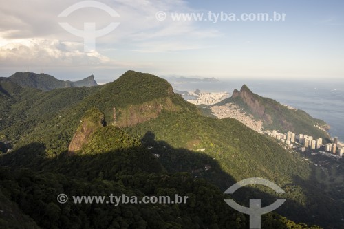 Vista de montanhas do Parque Nacional da Tijuca e do Morro Dois Irmãos a partir da Pedra Bonita  - Rio de Janeiro - Rio de Janeiro (RJ) - Brasil