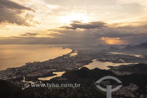 Vista do bairro da Barra da Tijuca a partir da Pedra Bonita durante o pôr do sol  - Rio de Janeiro - Rio de Janeiro (RJ) - Brasil