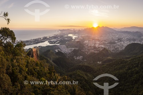 Vista do bairro da Barra da Tijuca a partir da Floresta da Tijuca durante o pôr do sol  - Rio de Janeiro - Rio de Janeiro (RJ) - Brasil