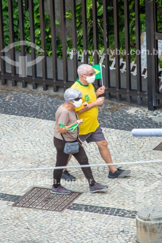 Manifestantes pró governo do Presidente Jair Messias Bolsonaro com bandeiras do Brasil  - Feriado do Dia do Trabalho - Rio de Janeiro - Rio de Janeiro (RJ) - Brasil