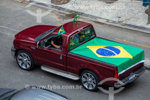 Manifestantes pró governo do Presidente Jair Messias Bolsonaro com bandeiras do Brasil no carro - Feriado do Dia do Trabalho - Rio de Janeiro - Rio de Janeiro (RJ) - Brasil