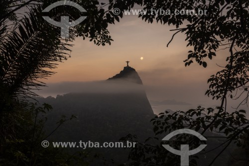 Vista do Cristo Redentor ao entardecer à partir das Paineiras - Rio de Janeiro - Rio de Janeiro (RJ) - Brasil