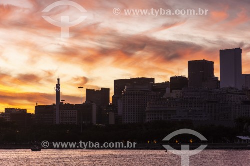 Prédios do Centro da cidade ao por do sol - Vista à partir da Baía de Guanabara - Rio de Janeiro - Rio de Janeiro (RJ) - Brasil