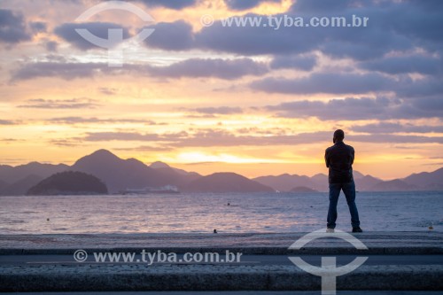 Homem observando o nascer do sol na praia de Copacabana - Rio de Janeiro - Rio de Janeiro (RJ) - Brasil