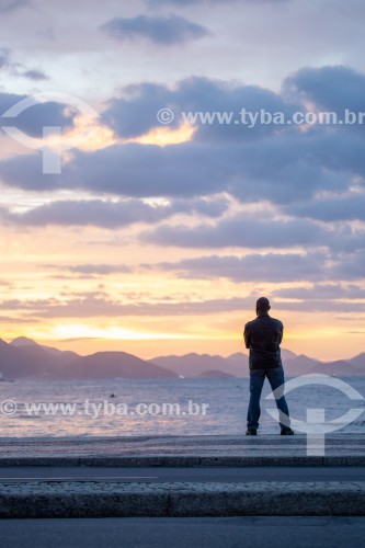 Homem observando o nascer do sol na praia de Copacabana - Rio de Janeiro - Rio de Janeiro (RJ) - Brasil