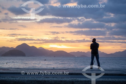 Homem observando o nascer do sol na praia de Copacabana - Rio de Janeiro - Rio de Janeiro (RJ) - Brasil