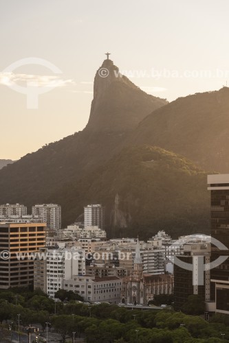 Vista de prédios da orla da Praia de Botafogo com o Cristo Redentor ao fundo - Rio de Janeiro - Rio de Janeiro (RJ) - Brasil