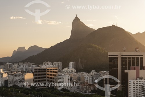 Vista de prédios da orla da Praia de Botafogo com o Cristo Redentor ao fundo - Rio de Janeiro - Rio de Janeiro (RJ) - Brasil