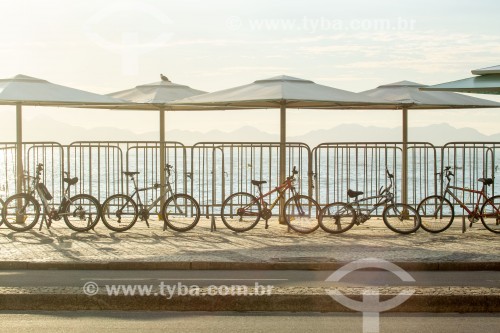 Bicicletas estacionadas em quiosques da Praia de Copacabana - Posto 6  - Rio de Janeiro - Rio de Janeiro (RJ) - Brasil