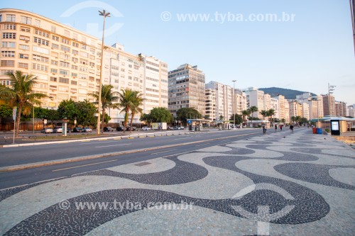 Pedras portuguesas com desenho tradicional de ondas no calçadão de Copacabana - Rio de Janeiro - Rio de Janeiro (RJ) - Brasil