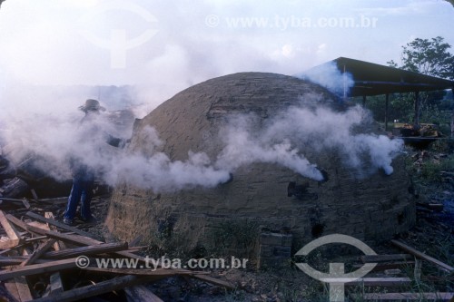 Forno usado na produção de carvão vegetal - Anos 80 - Porto Velho - Rondônia (RO) - Brasil