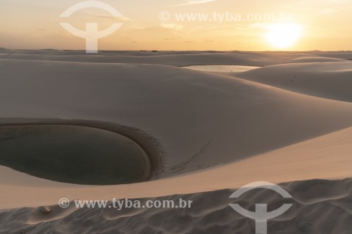 Lagoa e dunas no Parque Nacional dos Lençóis Maranhenses  - Santo Amaro do Maranhão - Maranhão (MA) - Brasil