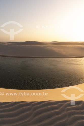 Lagoa e dunas no Parque Nacional dos Lençóis Maranhenses  - Barreirinhas - Maranhão (MA) - Brasil