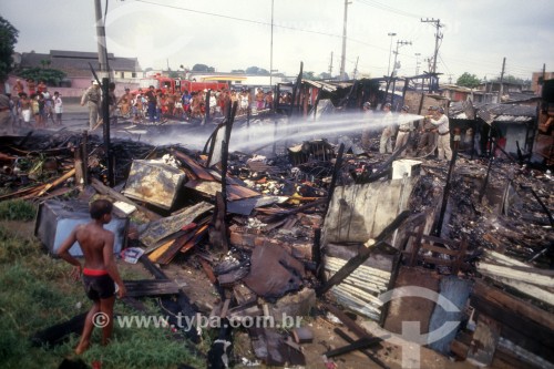 Bombeiros controlando incêndio em favela - Baixada Fluminense - anos 80 - Duque de Caxias - Rio de Janeiro (RJ) - Brasil