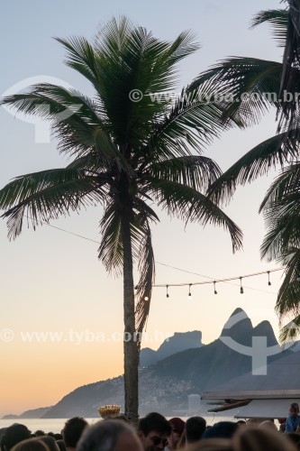 Pessoas observando o pôr do sol a partir do Arpoador  - Rio de Janeiro - Rio de Janeiro (RJ) - Brasil