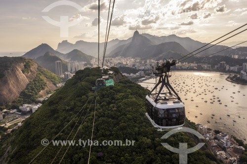 Bondinho fazendo a travessia entre o Morro da Urca e o Pão de Açúcar durante o pôr do sol - Rio de Janeiro - Rio de Janeiro (RJ) - Brasil