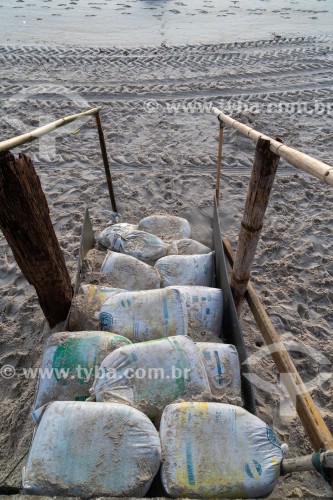 Escada feita com sacos de areia - Praia de Copacabana - Rio de Janeiro - Rio de Janeiro (RJ) - Brasil