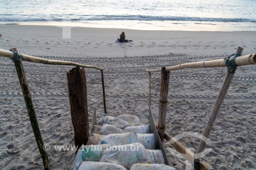 Escada feita com sacos de areia - Praia de Copacabana - Rio de Janeiro - Rio de Janeiro (RJ) - Brasil