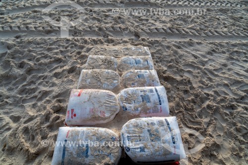 Escada feita com sacos de areia - Praia de Copacabana - Rio de Janeiro - Rio de Janeiro (RJ) - Brasil