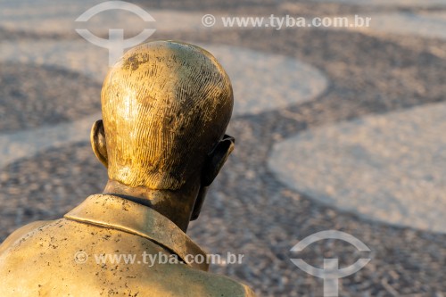 Detalhe da estátua do poeta Carlos Drummond de Andrade na Praia de Copacabana - Rio de Janeiro - Rio de Janeiro (RJ) - Brasil