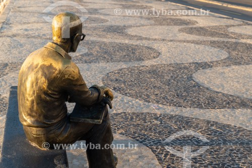 Detalhe da estátua do poeta Carlos Drummond de Andrade na Praia de Copacabana - Rio de Janeiro - Rio de Janeiro (RJ) - Brasil