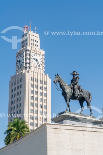 Estátua equestre no Pantheon de Duque de Caxias com Relógio da Central do Brasil ao fundo - Rio de Janeiro - Rio de Janeiro (RJ) - Brasil