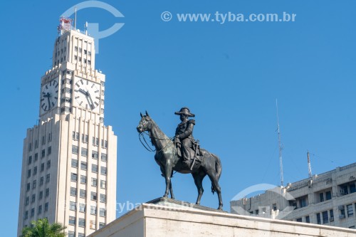 Estátua equestre no Pantheon de Duque de Caxias com Relógio da Central do Brasil ao fundo - Rio de Janeiro - Rio de Janeiro (RJ) - Brasil