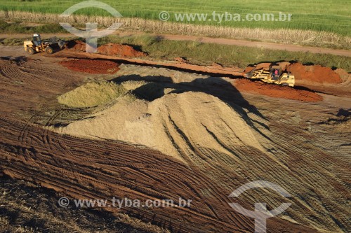 Foto feita com drone de silos de cana-de-açúcar em propiedade rural - Mirassol - São Paulo (SP) - Brasil