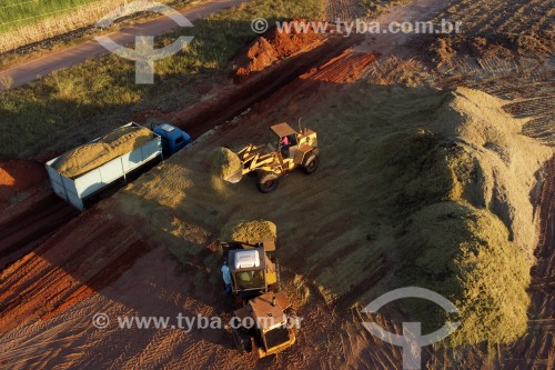 Foto feita com drone de pá carregadeira carregando caminhões com silagem de cana-de-açúcar - Mirassol - São Paulo (SP) - Brasil